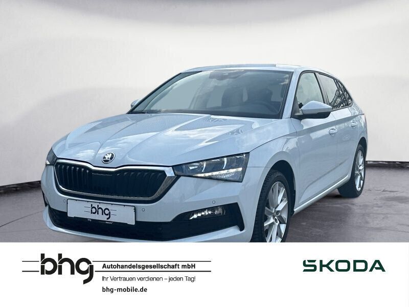 Moonweiß perleffekt/moonweiss metallic met. Gebraucht 2023 Skoda Scala Style Kleinwagen | 23.460 € (Teuer) - Bild 1/4