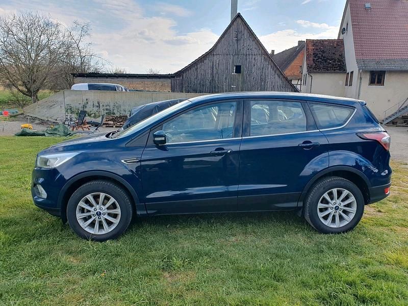 Gebraucht Ford Kuga 120 PS (88 kW) 2018 Blau SUV