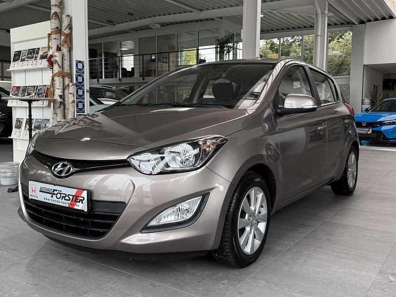 Braun Gebraucht 2013 Hyundai i20 Edition Kleinwagen | 6.690 € (Etwas zu teuer) - Bild 1/4