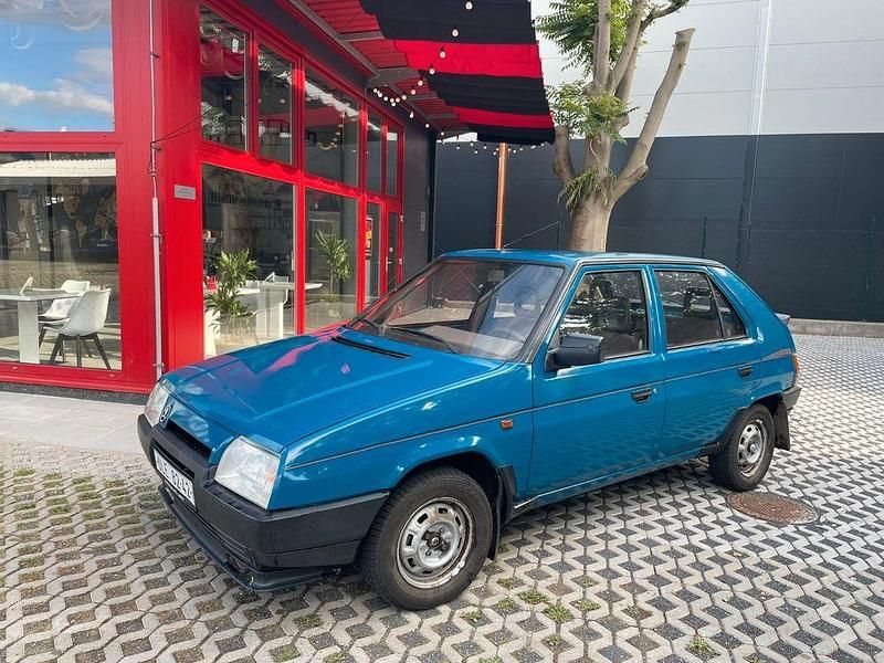Blau Gebraucht 1990 Skoda Favorit Limousine | 3.500 € - Bild 1/4