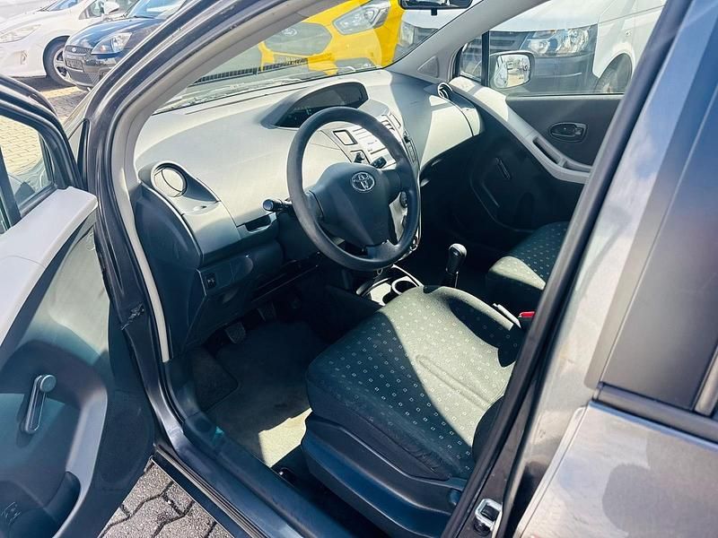 Gebraucht Toyota Yaris 68 PS (50 kW) 2011 Grau Kleinwagen