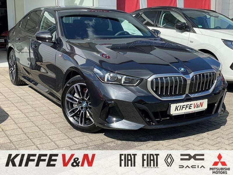Grau Gebraucht 2024 BMW 550e M Sport Limousine | 75.750 € (Superpreis) - Bild 1/4