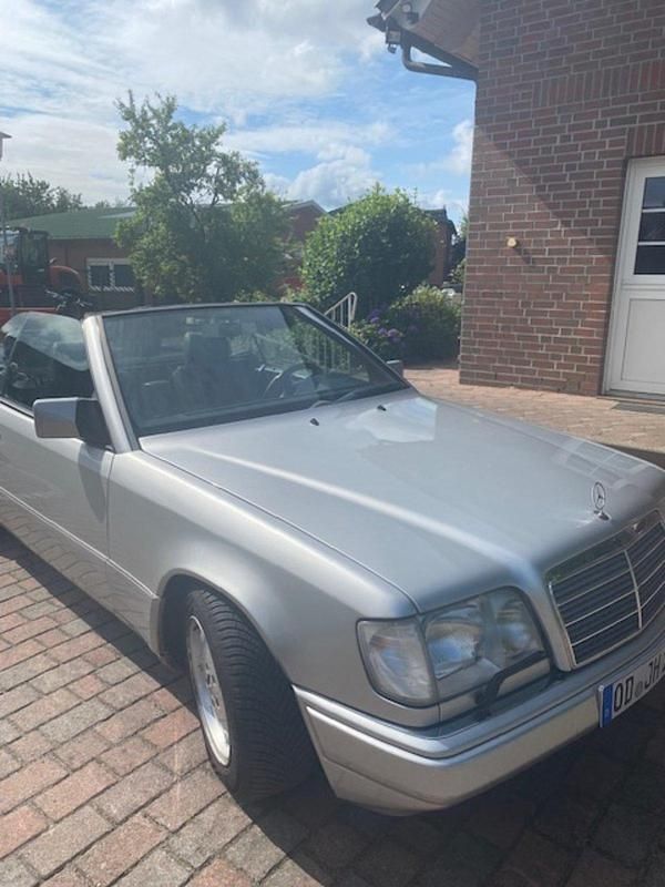 Silber Gebraucht 1991 Mercedes E220 Cabrio | 16.000 € - Bild 1/4