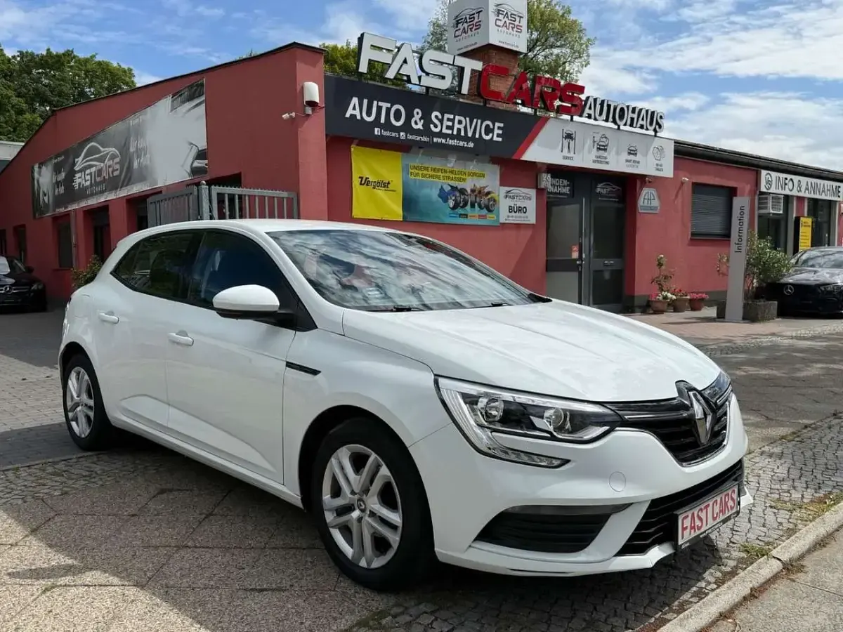 Gebraucht Renault Mégane IV Play 101 PS (74 kW) 2018 Gletscherweiss Limousine
