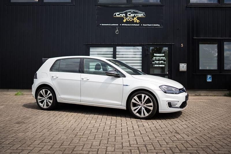 Weiß Gebraucht 2015 VW Golf VII GTE Limousine | 12.499 € (Fairer Preis) - Bild 1/4