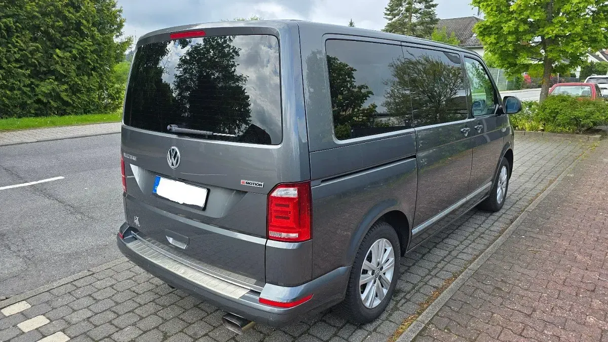 Gebraucht VW Multivan Highline 150 PS (110 kW) 2019 Grau Van / Kleinbus