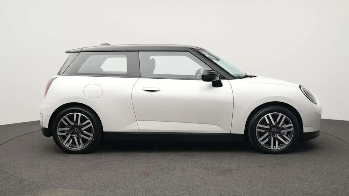 Używany Mini Cooper Classic 135 kW (184 KM) 2025 Biały Hatchback