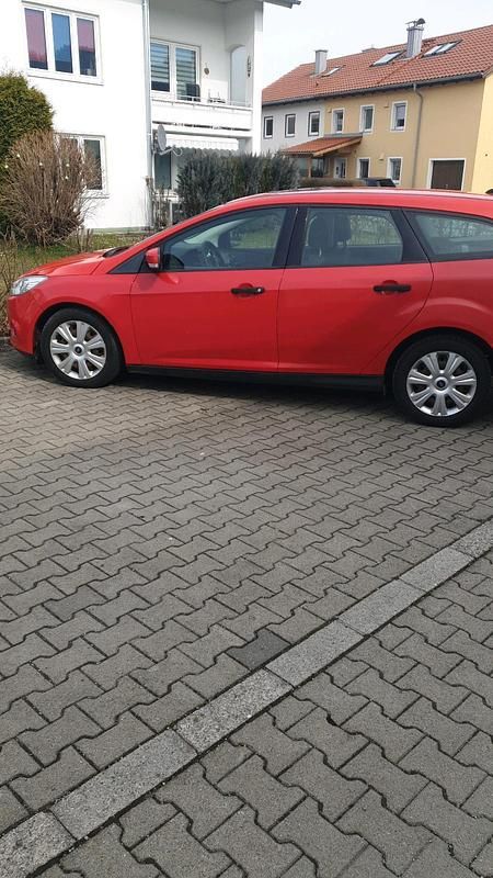 Gebraucht Ford Focus 100 PS (73 kW) 2014 Rot Kombi