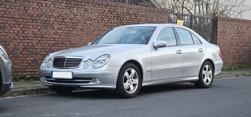 Silber Gebraucht 2003 Mercedes E320 Avantgarde Limousine | 4.600 € (Fairer Preis) - Bild 1/4