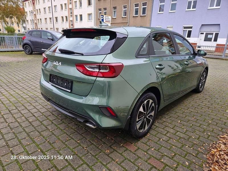 Gebraucht Kia Ceed 99 PS (72 kW) 2025 Experienzgrün Kleinwagen