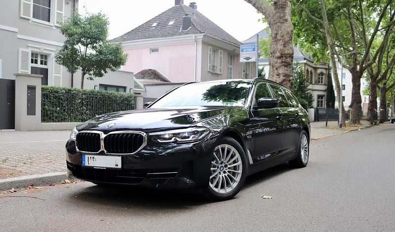 Schwarz Gebraucht 2022 BMW 520 M Sport Kombi | 27.045 € (Superpreis) - Bild 1/4