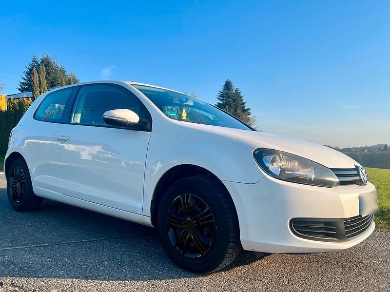 Gebraucht VW Golf VI 102 PS (75 kW) 2010 Weiß Kleinwagen