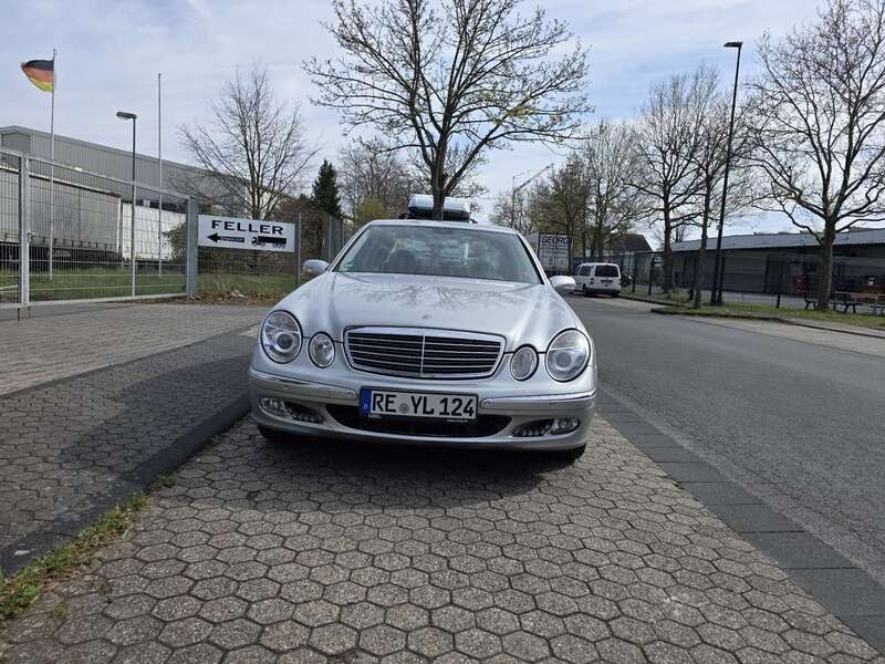 Silber Gebraucht 2004 Mercedes E200 Classic Limousine | 5.100 € (Guter Preis) - Bild 1/4
