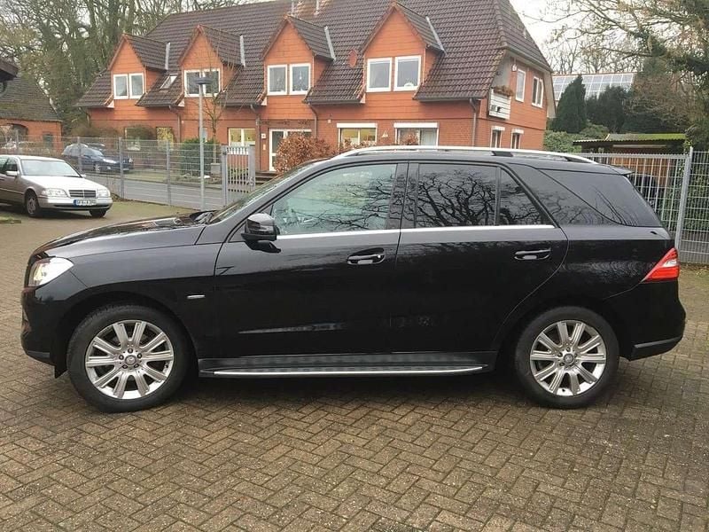 Schwarz Gebraucht 2011 Mercedes ML350 SUV | 13.200 € - Bild 1/4