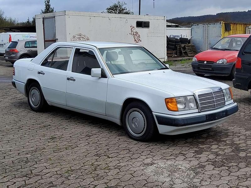 Gebraucht Mercedes E200 105 PS (77 kW) 1989 Weiss Limousine