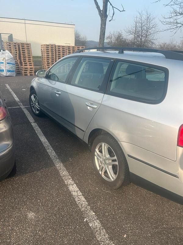 Second-hand VW Passat 140 CP (102 kW) 2011 Argintiu Hatchback