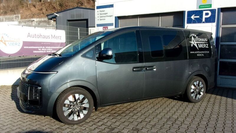Grau Gebraucht 2022 Hyundai Staria Signature Van | 47.700 € (Teuer) - Bild 1/4