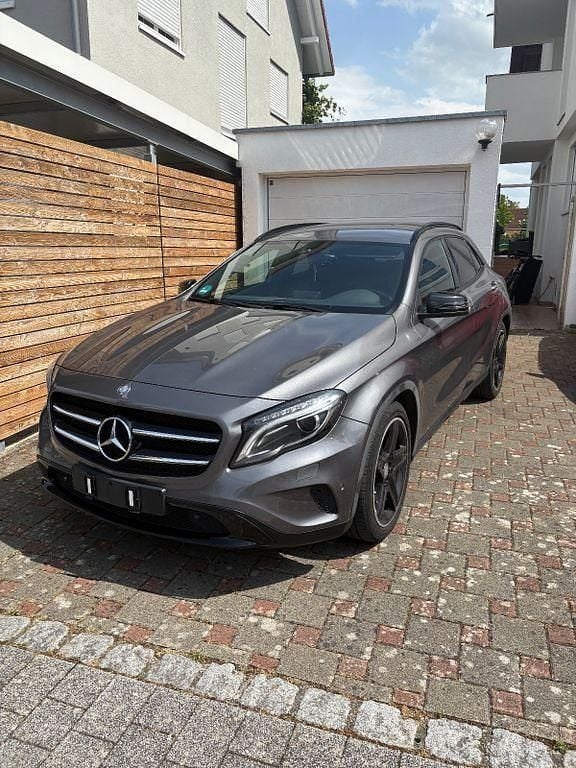 Grau Gebraucht 2014 Mercedes GLA220 AMG line SUV | 13.499 € (Guter Preis) - Bild 1/4