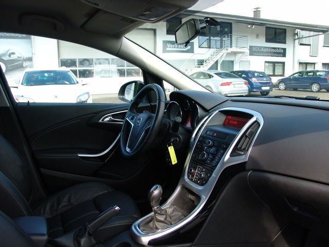 Gebraucht Opel Astra Sport 131 PS (96 kW) 2013 Braun metallic Kombi