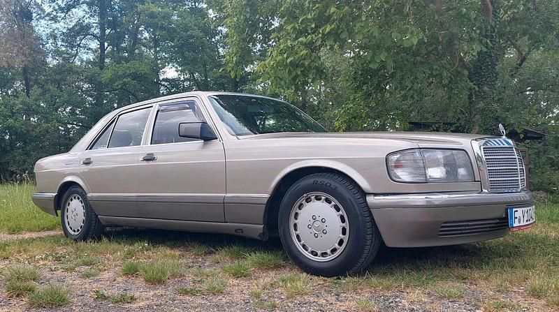 Silber Gebraucht 1989 Mercedes E300 Limousine | 12.999 € - Bild 1/4