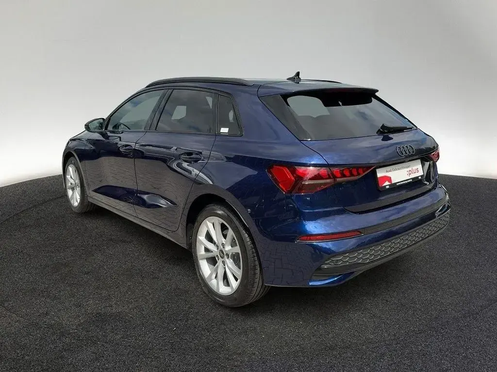 Używany Audi A3 S-Line 150 KM (110 kW) 2026 Niebieski Sedan/Limuzyna