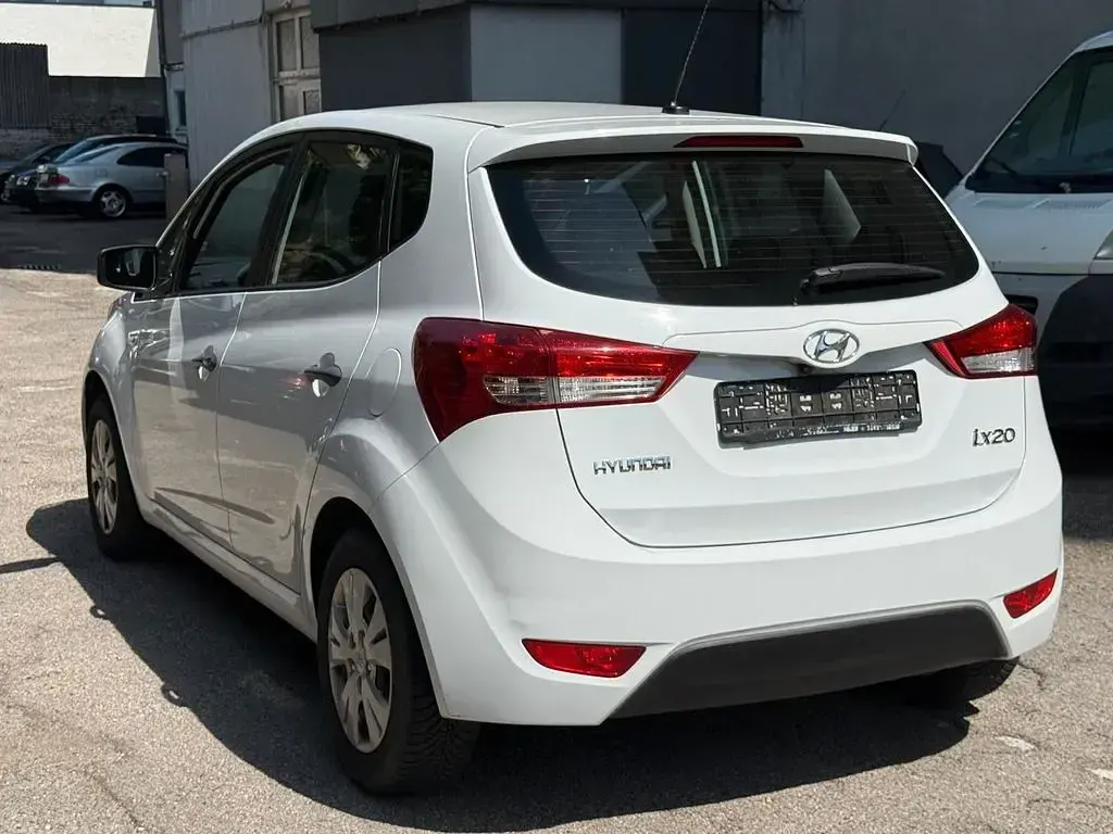 Gebraucht Hyundai ix20 90 PS (66 kW) 2011 Weiß Kleinwagen