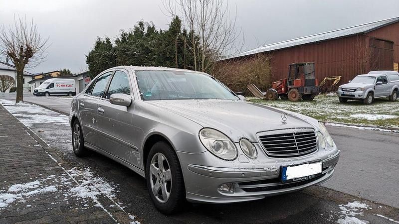 Silber Gebraucht 2005 Mercedes E320 Avantgarde Limousine | 5.500 € (Guter Preis) - Bild 1/4
