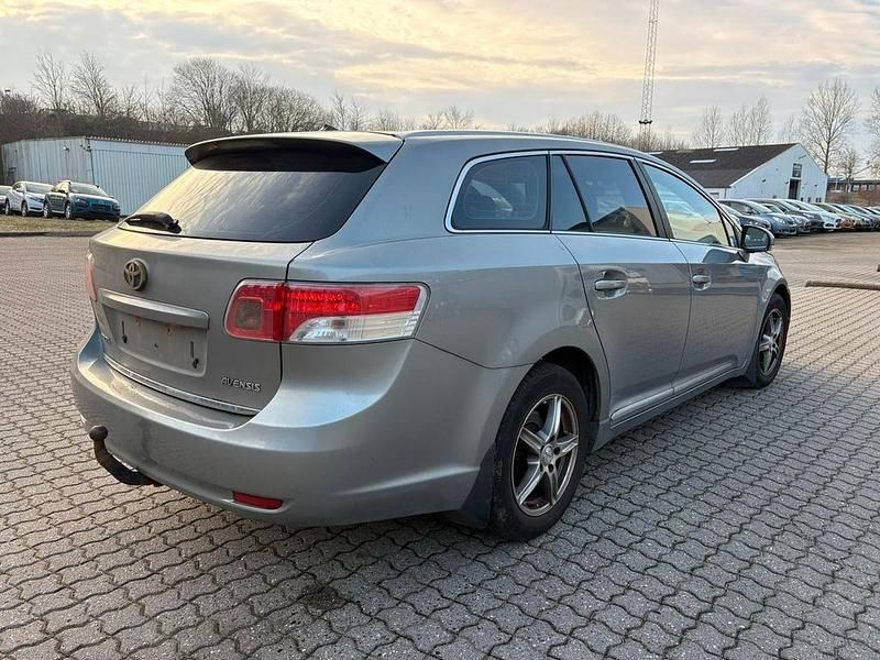Gebraucht Toyota Avensis 147 PS (108 kW) 2009 Silber Kombi