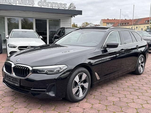 Schwarz ii/bonnet fluid black Gebraucht 2021 BMW 520 Performance Kombi | 26.999 € (Superpreis) - Bild 1/4