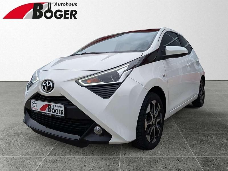 Schneeweiß Gebraucht 2021 Toyota Aygo Team Kleinwagen | 11.790 € (Fairer Preis) - Bild 1/3