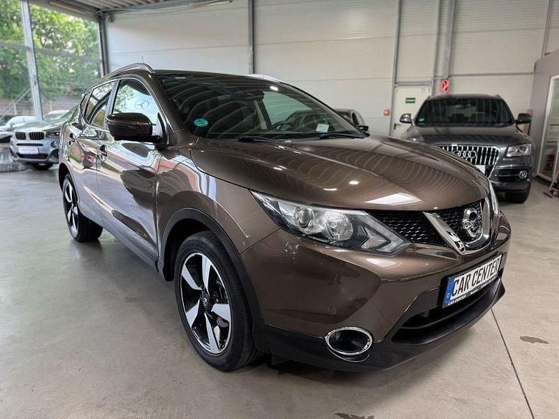 Braun Gebraucht 2016 Nissan Qashqai N-Connecta SUV | 10.950 € (Superpreis) - Bild 1/4