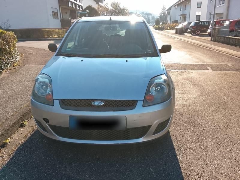 Gebraucht Ford Fiesta Trend 80 PS (58 kW) 2006 Silber Kleinwagen