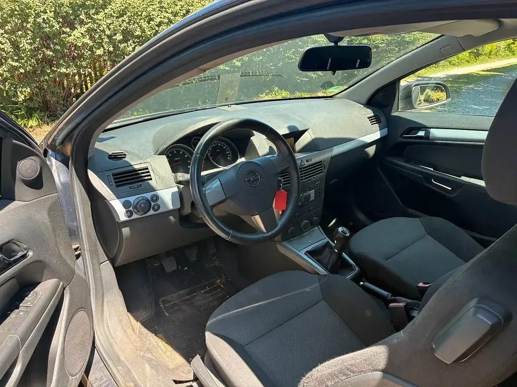 Gebraucht Opel Astra GTC Edition+ 140 PS (102 kW) 2006 Grau Limousine