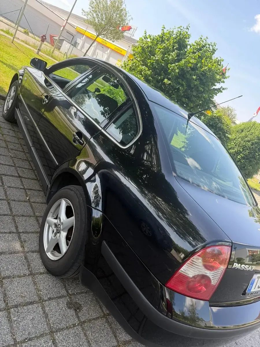 Używany VW Passat 101 KM (74 kW) 2002 Czarny Sedan/Limuzyna