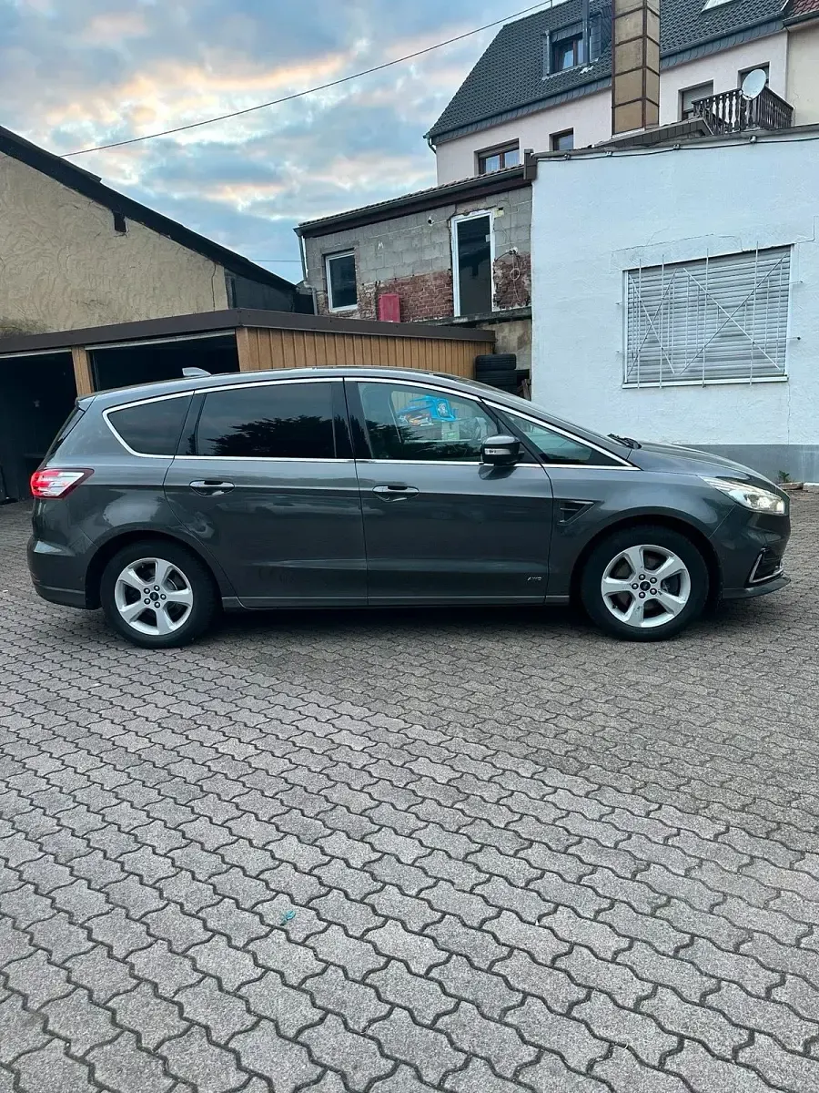 Gebraucht Ford S-MAX Titanium 190 PS (139 kW) 2020 Grau Van / Kleinbus
