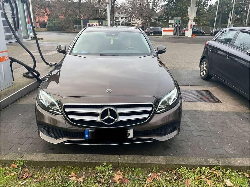 Gebraucht Mercedes E220 194 PS (142 kW) 2017 Braun Limousine