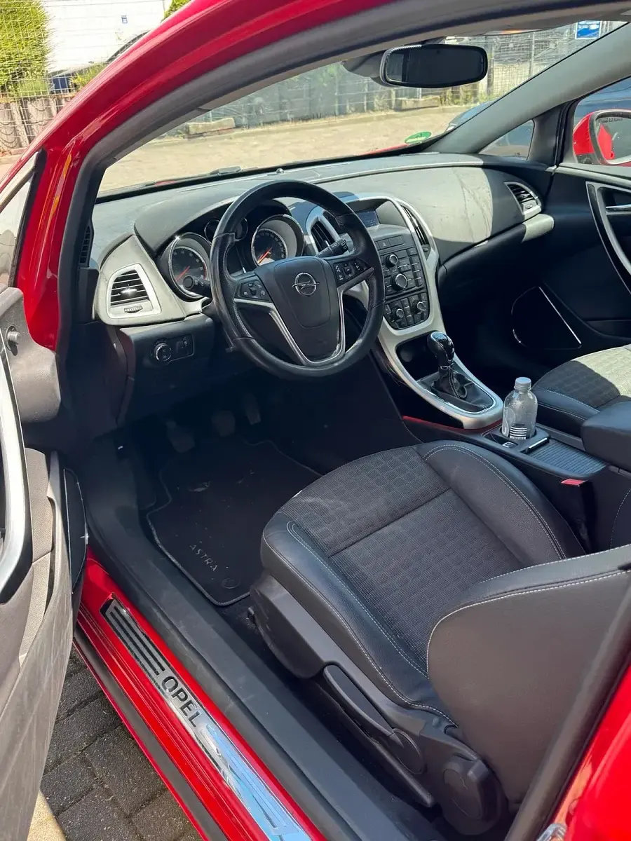 Gebraucht Opel Astra GTC 140 PS (102 kW) 2012 Rot Coupé