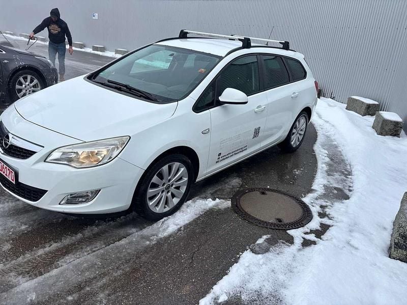 Gebraucht Opel Astra Selection 136 PS (100 kW) 2014 Schneeweiss/summitwhite/arctic Kombi