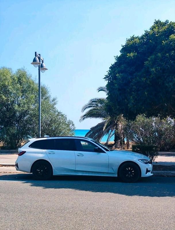 Weiß Gebraucht 2022 BMW 320 Performance Kombi | 28.500 € (Guter Preis) - Bild 1/4