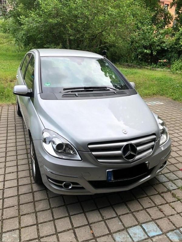 Silber Gebraucht 2011 Mercedes B200 Van / Kleinbus | 12.690 € - Bild 1/4