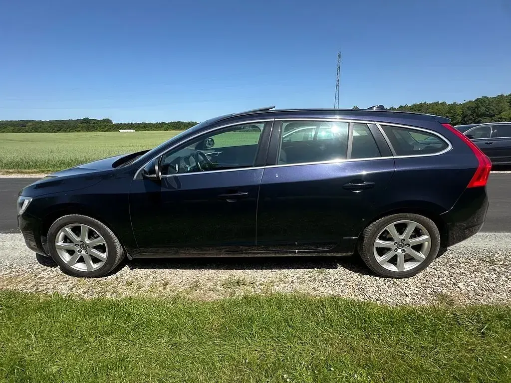 Gebraucht Volvo V60 190 PS (139 kW) 2016 Blau Kombi
