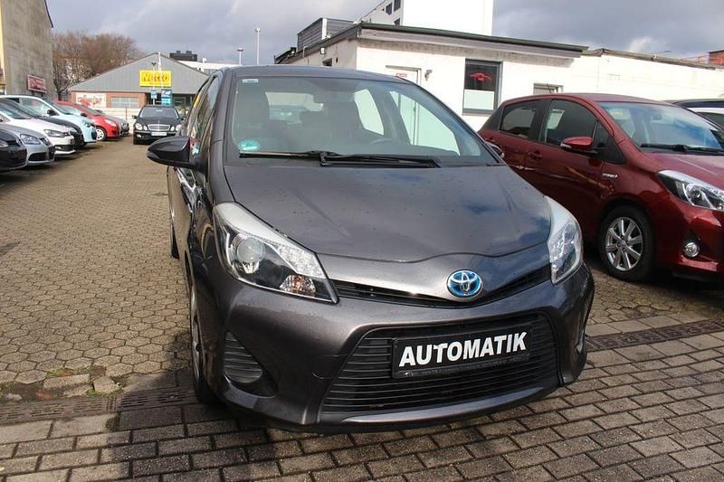 Gebraucht Toyota Yaris Hybrid Life 75 PS (55 kW) 2013 Grau Limousine