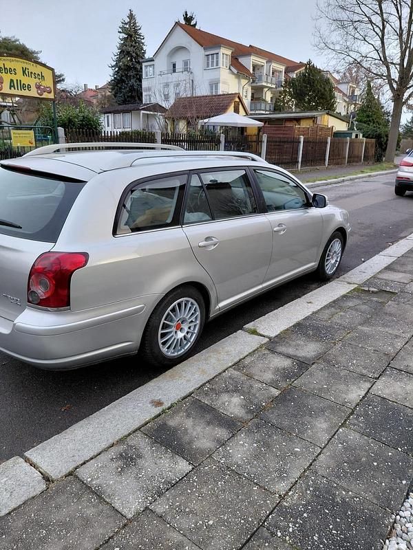 Gebraucht Toyota Avensis T2 126 PS (92 kW) 2008 Silber Kombi
