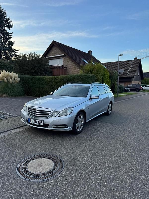 Silber Gebraucht 2010 Mercedes E220 Kombi | 5.899 € (Superpreis) - Bild 1/4