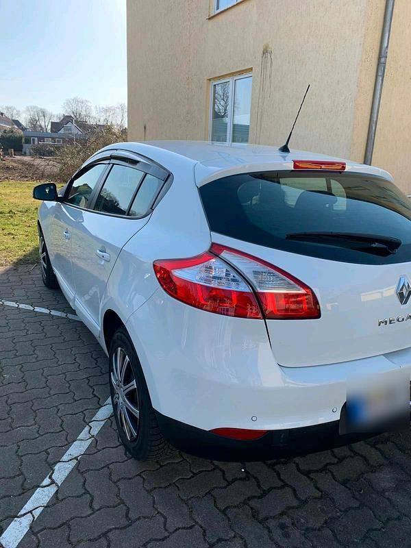 Gebraucht Renault Mégane 102 PS (75 kW) 2014 Weiß Limousine