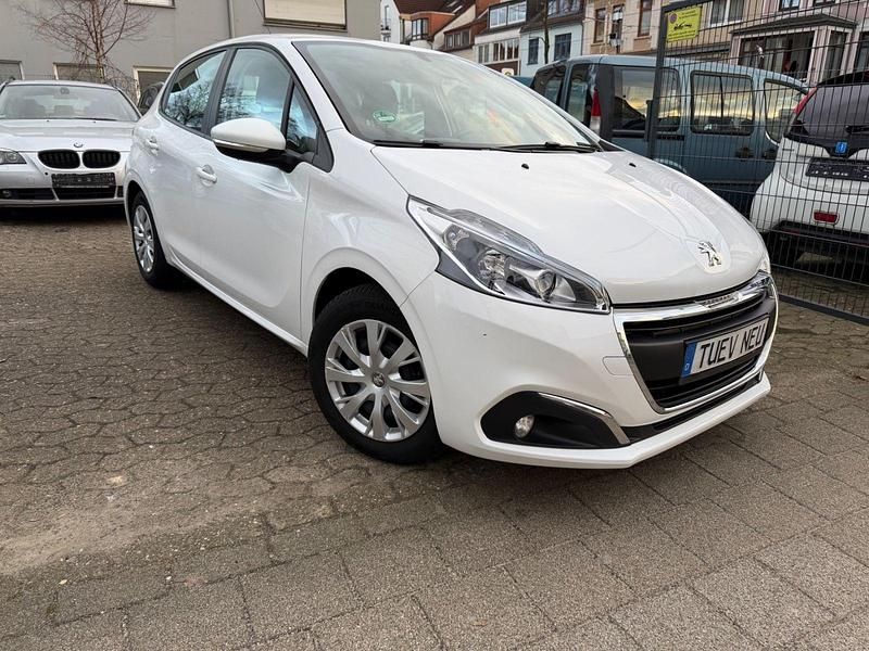 Gebraucht Peugeot 208 Active 82 PS (60 kW) 2015 Weiß Kleinwagen