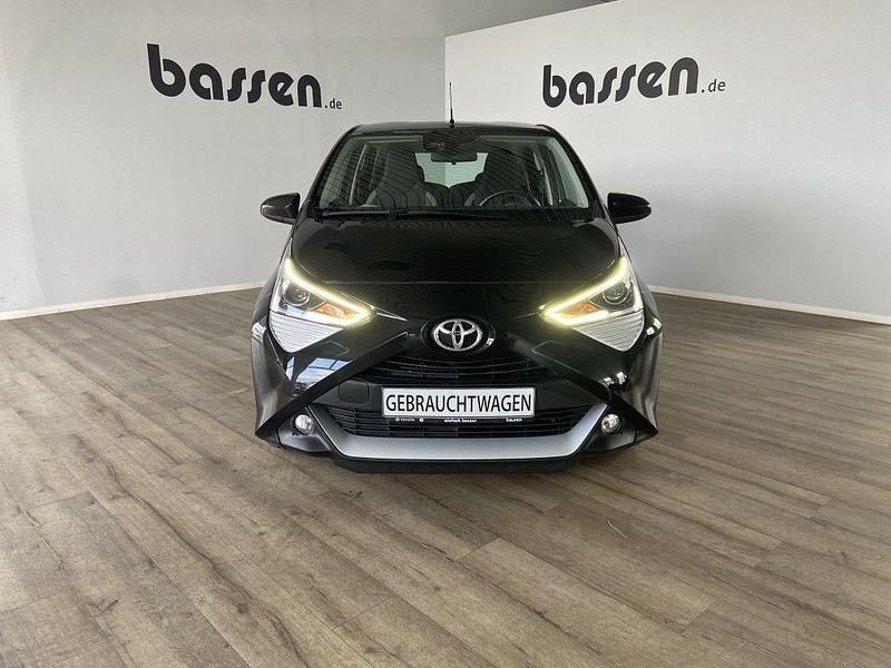 Midnightschwarz mica Gebraucht 2021 Toyota Aygo Team Kleinwagen | 10.490 € (Fairer Preis) - Bild 1/4