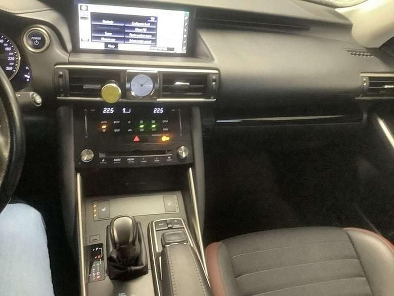 Schwarz Gebraucht 2018 Lexus IS300h Limousine | 17.180 € (Superpreis) - Bild 1/4