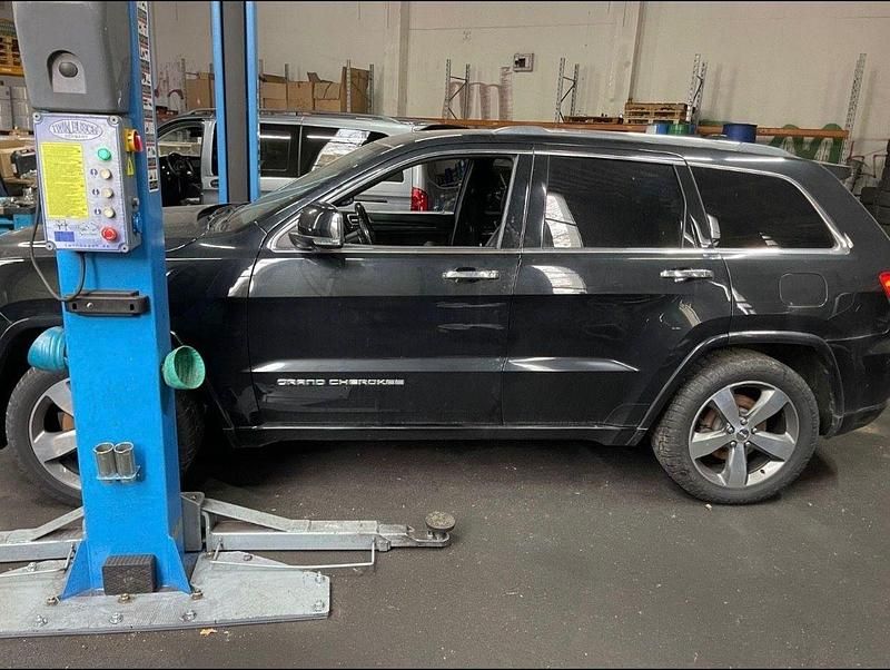 Gebraucht Jeep Grand Cherokee Overland 250 PS (183 kW) 2016 Schwarz SUV