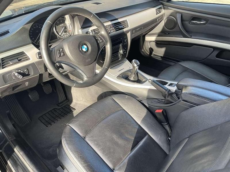 Gebraucht BMW 318 Cabriolet 143 PS (105 kW) 2011 Black sapphire metallic Cabrio